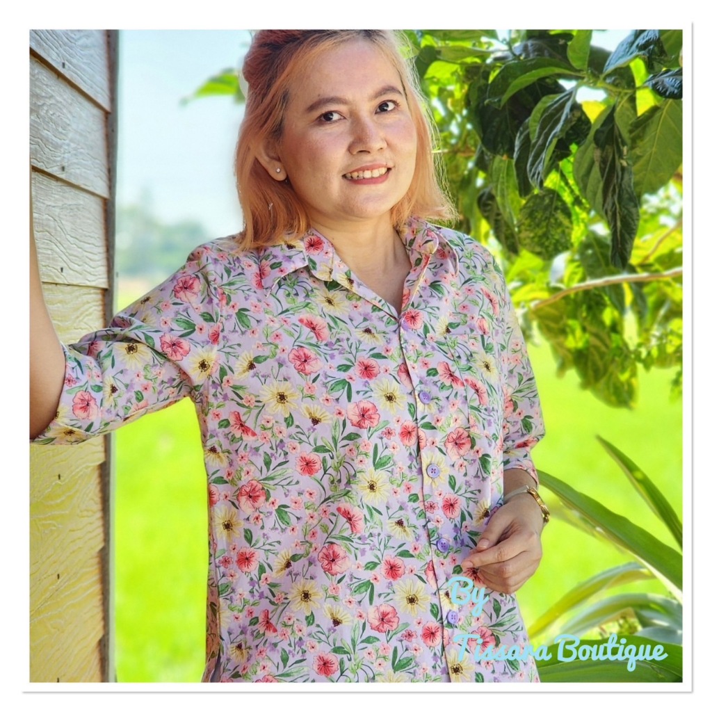 Tissara Boutique ทิศราเสื้อเชิ้ตผู้หญิง แขนสามส่วน เอวตรง ผ้าคอตตอน 100% ลายดอกพื้นม่วง