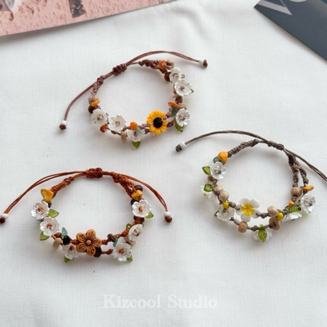Kizcool Studio | สร้อยข้อมือดอกไม้ ทานตะวัน เดซี่ ลีลาวดี แนว วินเทจ แฟรี่ ฮิปปี้ กำไลเชือกถักหิน เก๋ๆ น่ารัก