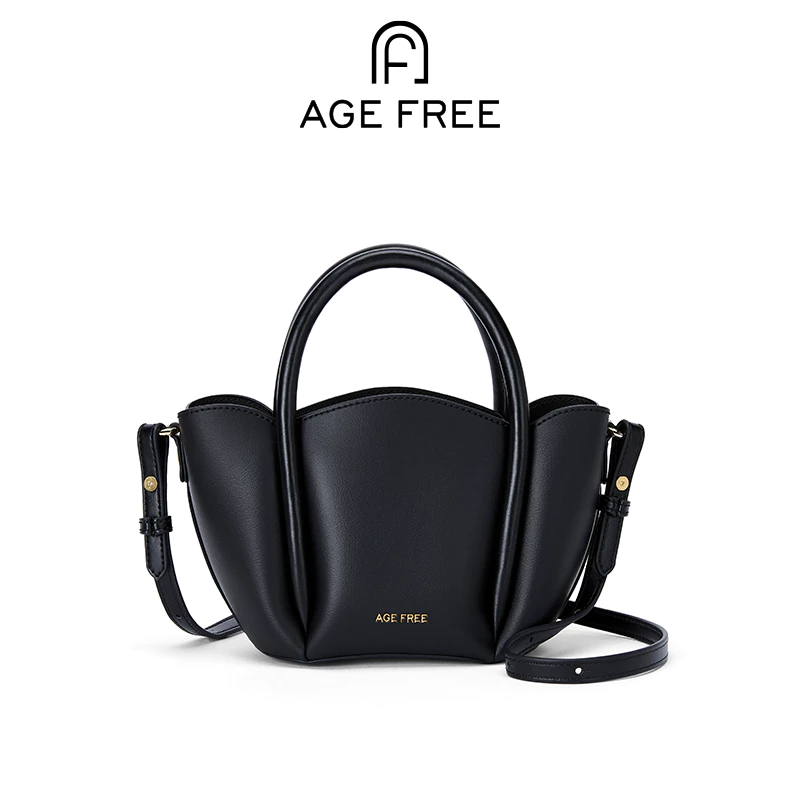 กระเป๋าสะพาย cross body แบรนด์ age free สีดำ