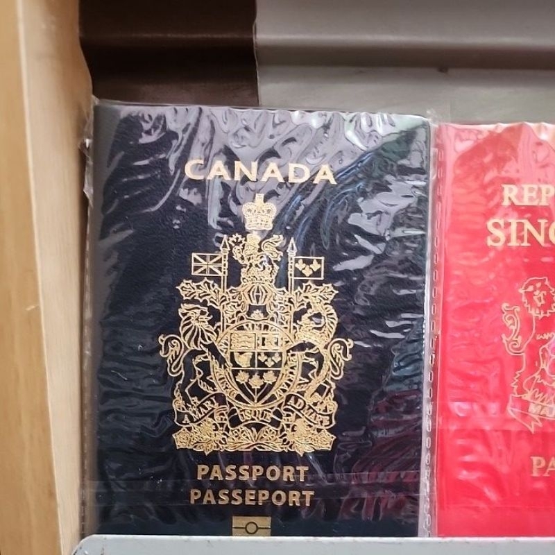 Canada สมุด passport สมุดเดินทาง Visa ขนาดเท่าของจริง ปริ๊นท์ลายเกือบเหมือนจริง กระดาษมี 14 แผ่น ด้านหน้าปั๊ม