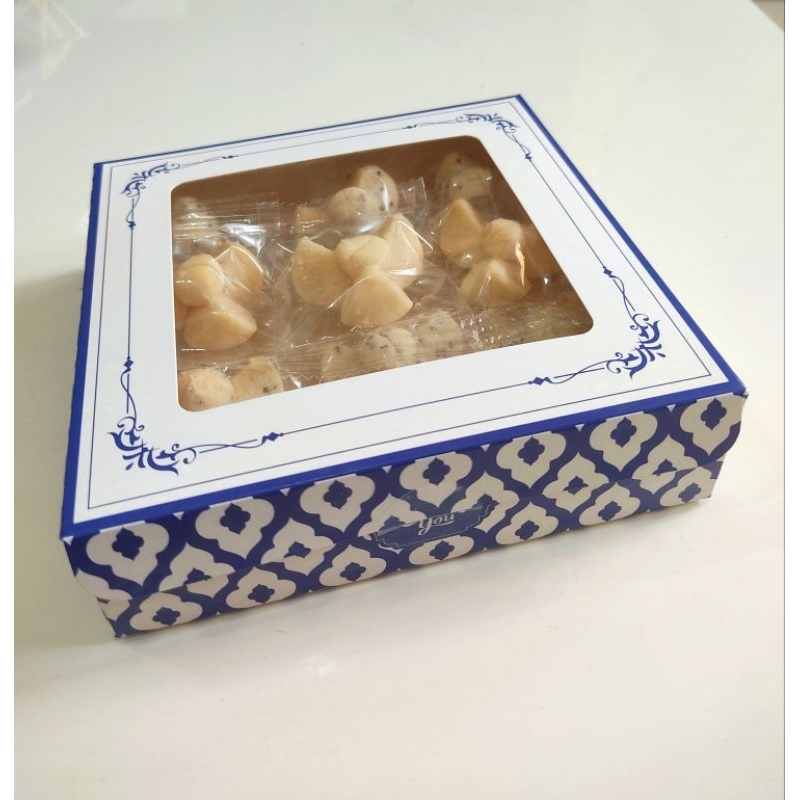 ขนมกลีบลำดวนอบควันเทียนบรรจุกล่องลายคราม