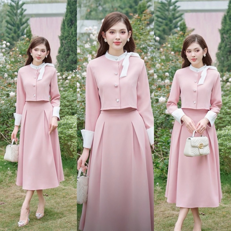 ชุดเซต2ชิ้น สีชมพู เสื้อครอปแขนยาวดีเทลแต่งกุ๊นรอบคอขาว และปกปลายแขนขาวและแต่งเข็มกลัดริบบิ้นโบว์ขาวที่คอ ดีไซน์สวย