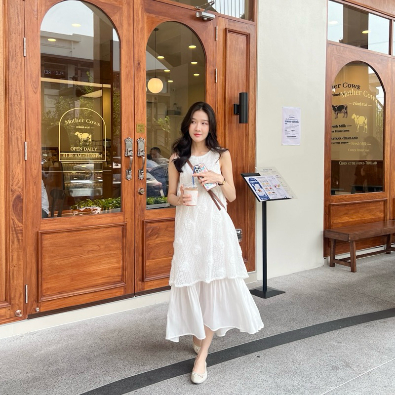 Lady Arin Dress - Miida เดรสทรงปล่อย ผ้าทอมีดีเทลดอกไม้บนชุด