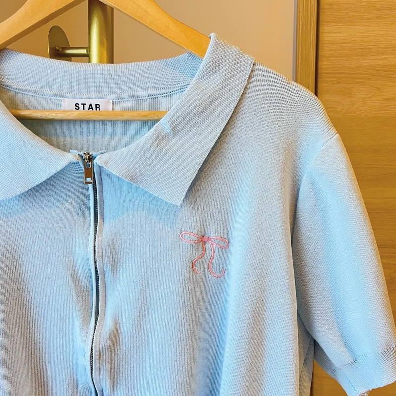 เสื้อไหมพรมคอปก รุ่นซิป ปักโบว์ อกหน้าผ้า50 Blue Sky Ribbon&Black Ribbon Shirt