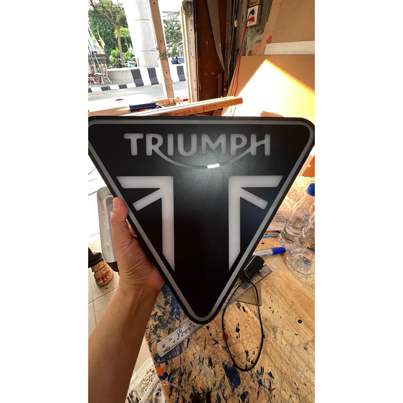 กล่องไฟ TRIUMPH ขนาด30x27cm