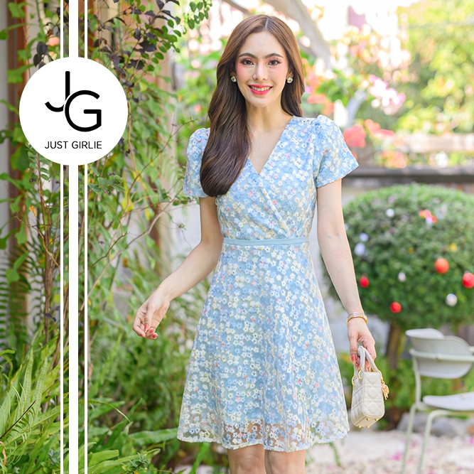 Dress Julia เดรสสั้น ผลิตจากผ้าลายปักฉลุ ดีไซน์อกไขว้หน้า แขนสั้น ใส่เที่ยวไปคาเฟ่ ใส่ออกงาน เดรสผู้หญิง ราคาถูก S M L