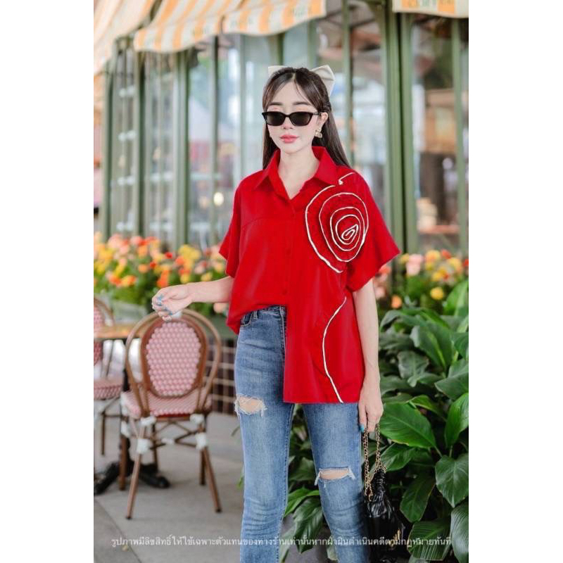 เสื้อคอปกไหล่สโลปดีเทลดอกไม้ใหญ่สวยงาม