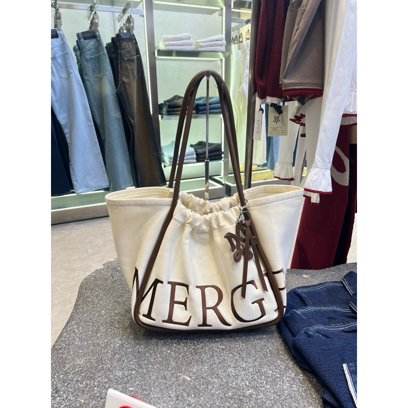 Merge A Day Bag Brown Dart กระเป๋า Tote Bag รุ่นใหม่จาก กระเป๋า  Merge official ของแท้ 100% กระเป๋าถ
