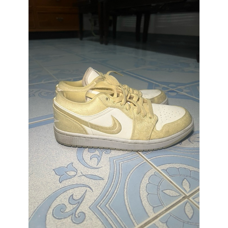 Nike Air Jordan 1 Low SE สี Team Gold/Sail size W 8/M 6.5