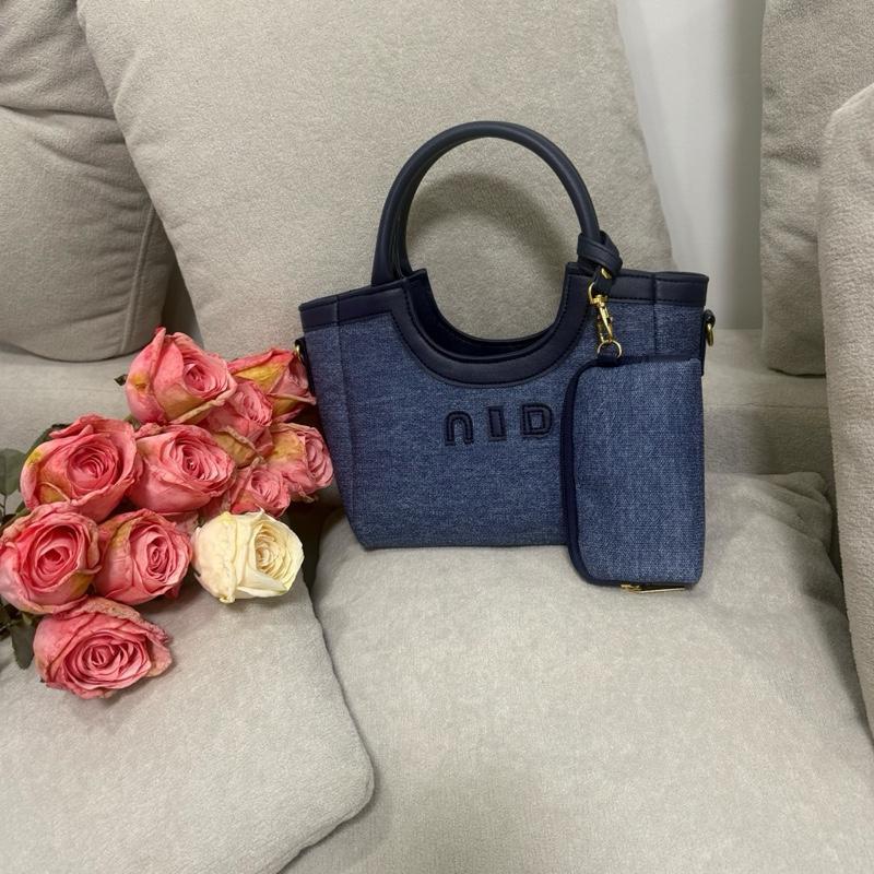 66 กระเป๋า NIDORA ทรงใบกลาง ไปพร้อมกระเป๋าตังค์ กว้าง 9 นิ้วสูง 7 นิ้ว ใส่ของได้เยอะ ️