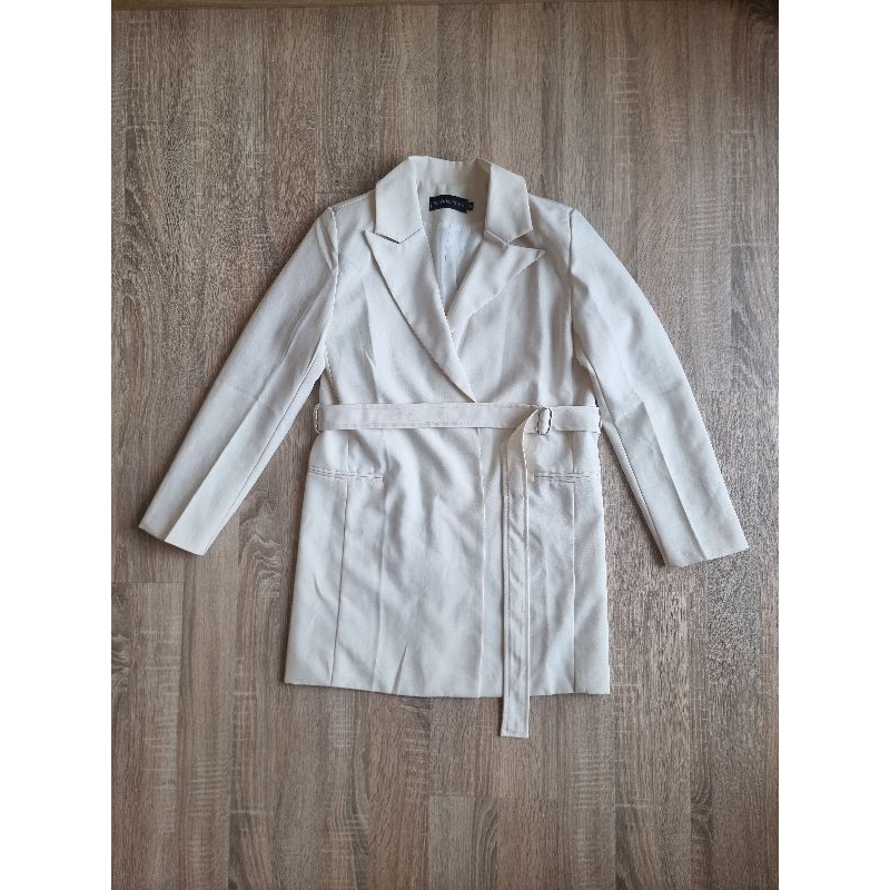 เดรสสูทสีครีม มีเข็มขัดรัดเอวให้ ใส่เเล้วได้ลุค Working woman เเบบสุดๆ