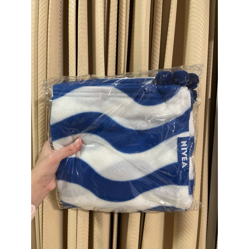 ผ้าห่ม blanket ของพรีเมียมนีเวีย สีน้ำเงินขาว ขนาด 100 * 170 ซม