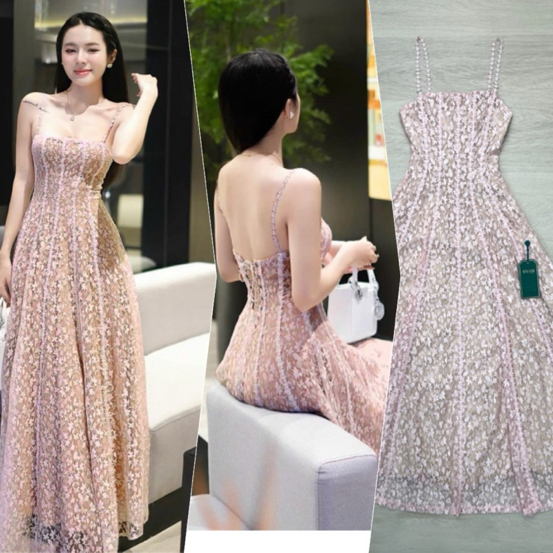 เดรสสายเดี่ยวยาวลูกไม้สีชมพู ซ้อนซับในสีเนื้อ ด้านหลังเป็นสายถัก ดึงให้กระชับกับตัวได้ สวยมากรุ่นนี้ ห้ามพลาดค่ะ