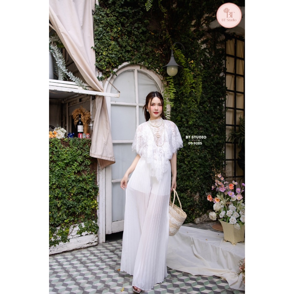 BT 09-9285 เซท 3 ชิ้น เสื้อลูกไม้แต่งระบาย เหลี่ยมตรงกลางแต่งซับในสีเนื้อ มาพร้อมกางเกงขายาวอัดพรีทมีซับในขาสั้นด้านใน