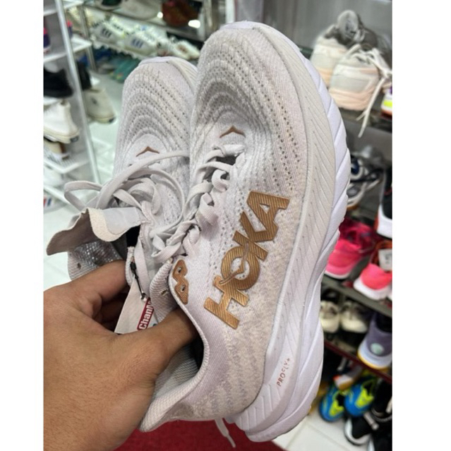 รองเท้า hoka ไซร์ 37.5 ของแท้100% มือสอง ส่งต่อค่ะ ซื้อมาใส่ไม่ได้