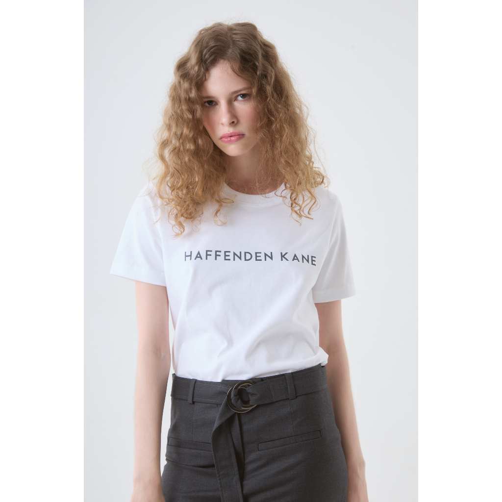 Haffenden Kane Regular Tee เสื้อยืดทรง regular คอกลม พิมพ์ logo ด้านหน้า
