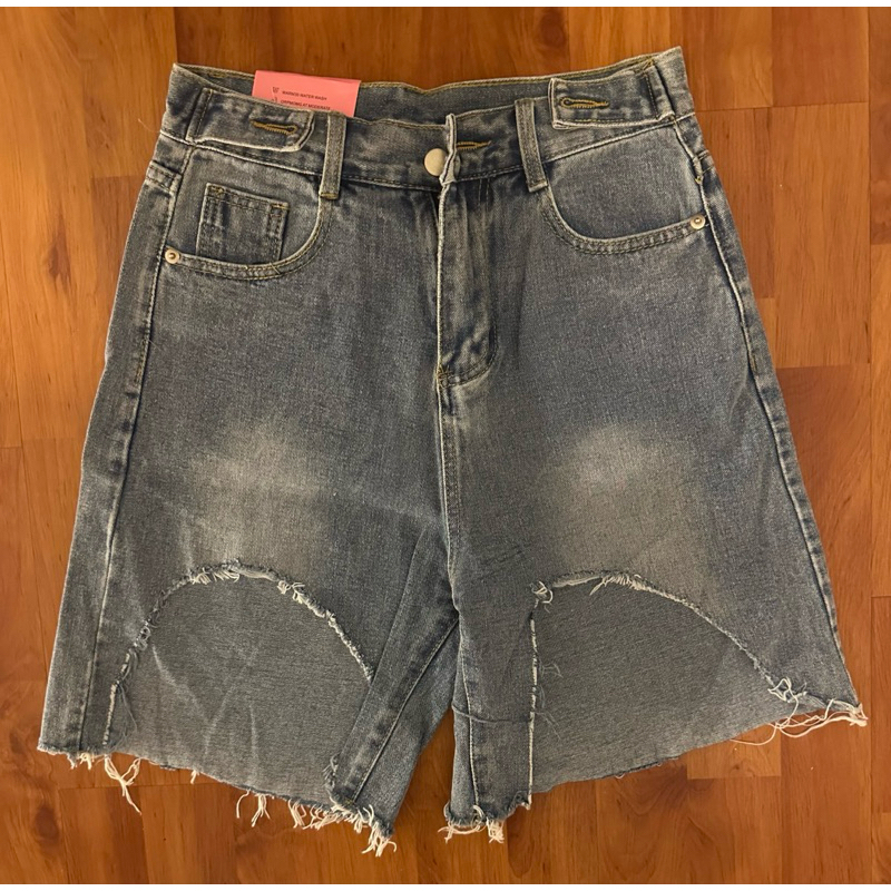 กางเกงยีนส์ ทรงขา 3 ส่วน Promthong