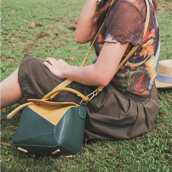 [ LoveGood ] Mosaic กระเป๋าสะพายหนังวัวแท้ ดีไซน์สวย มีความ Two tone  การตัดเย็บ Puzzle  size 23 cm. มีสายสะพายยาวให้