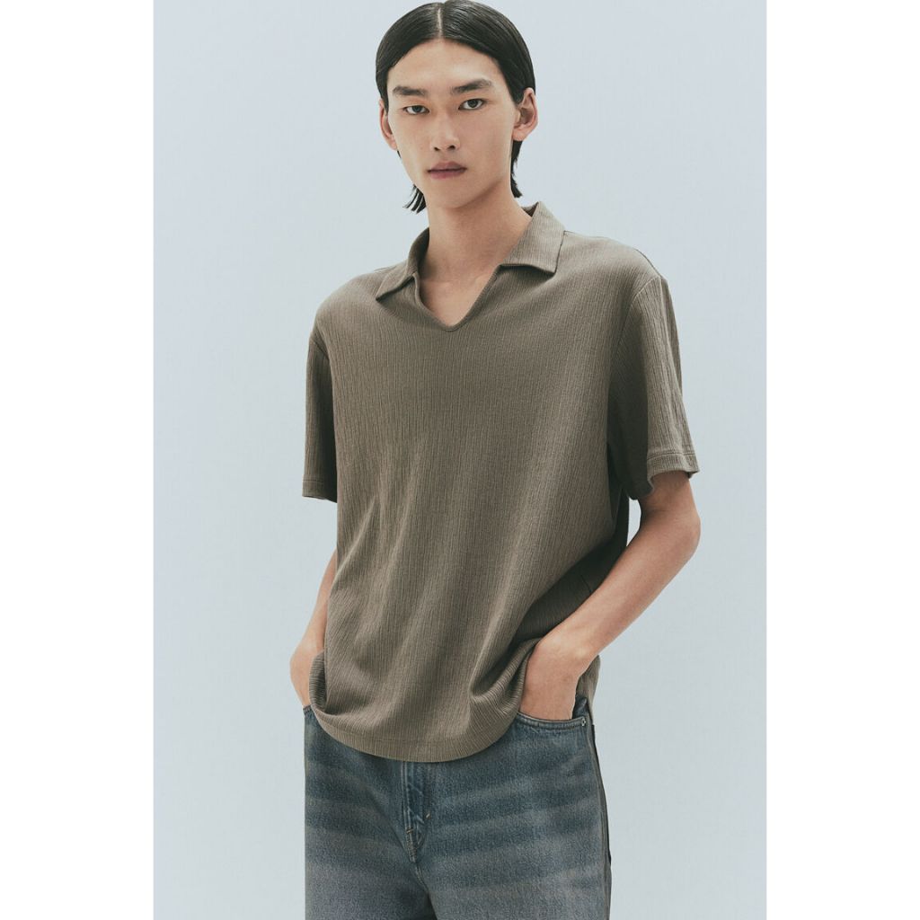H&M เสื้อยืดคอปกทรง Regular Fit ผู้ชาย ลายคลาสสิก (ผ้าคอตตอนผสม) 1265101_1