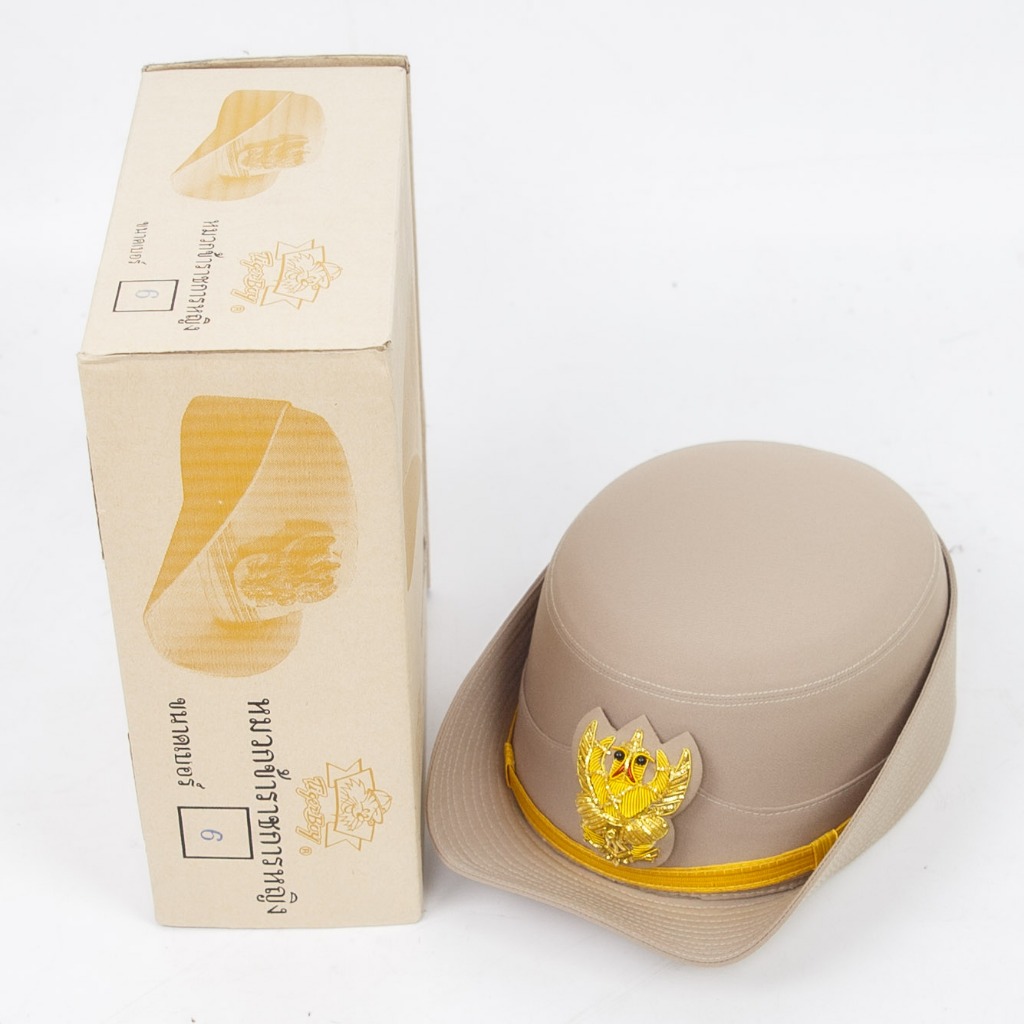 หมวกข้าราชการหญิง สีกากีและสีขาว หน้าสิงห์และหน้าครุฑ มีทั้งแบบปักดิ้นและโลหะ สง