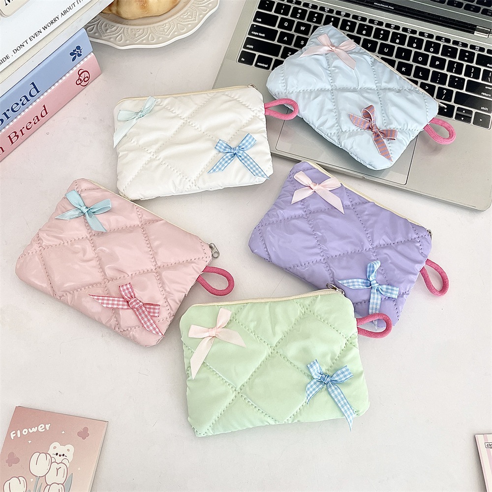 พร้อมส่ง🇹🇭 A056 กระเป๋าเครื่องสำอางขนาดเล็กผ้านวมติดโบว์ กระเป๋าคลัทช์ กระเป๋าใส่เหรียญ กระเป๋ามินิ แบบพกพา