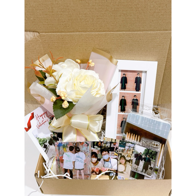 ของขวัญ SetB:กรอบรูป+ช่อดอกไม้+รูปโพลารอยด์+กล่องของขวัญ (ส่งสินค้าวันถัดไป)