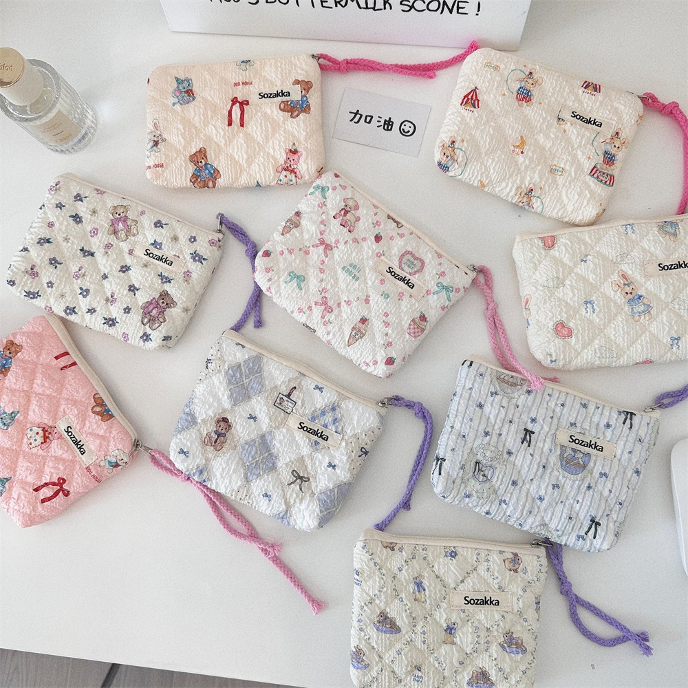 พร้อมส่ง🇹🇭 A054 กระเป๋าเครื่องสำอางขนาดเล็กผ้านวมลายดอกไม้ กระเป๋าคลัทช์ กระเป๋าใส่เหรียญ กระเป๋ามินิ แบบพกพา