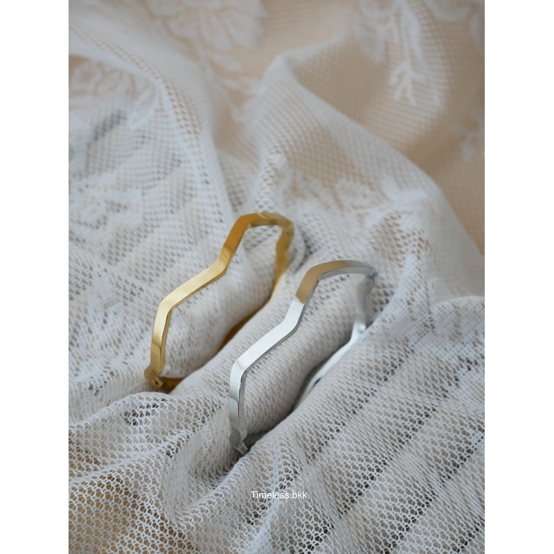 Timeless - Wavy Bangle