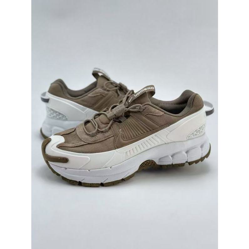 Nike Air Zoom Vomero 5 Roam รองเท้าวิ่งกันกระแทกที่ทันสมัยและใช้งานได้หลากหลาย HQ2181- 006GJ