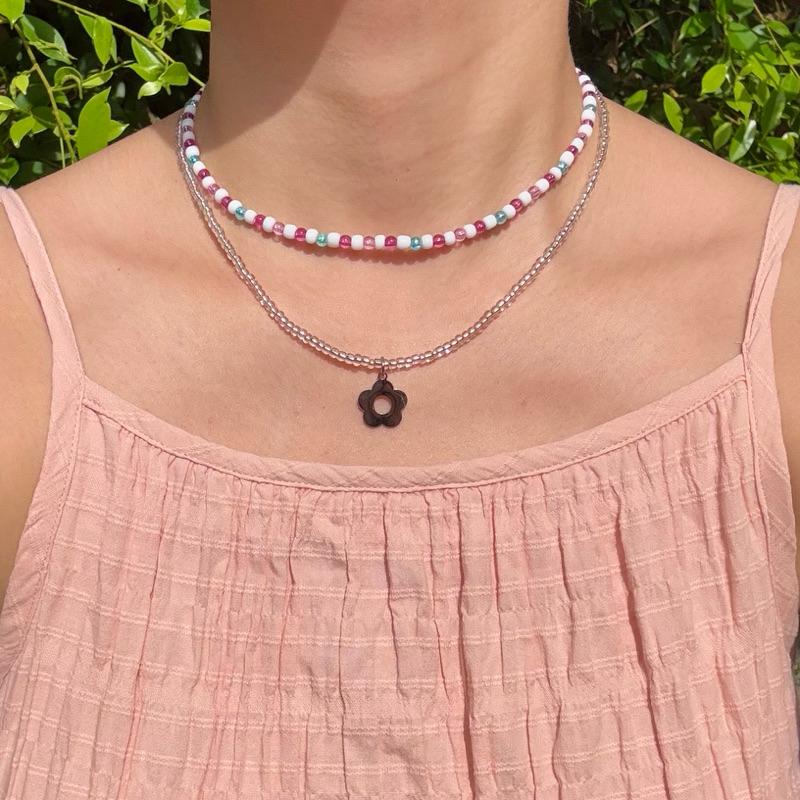 Piing me Necklace | สร้อยคอลูกปัดเม็ดทรายโทนสีฟ้าม่วงและสร้อยคอสีเงินพร้อมจี้สแตนเลสลายดอกไม้