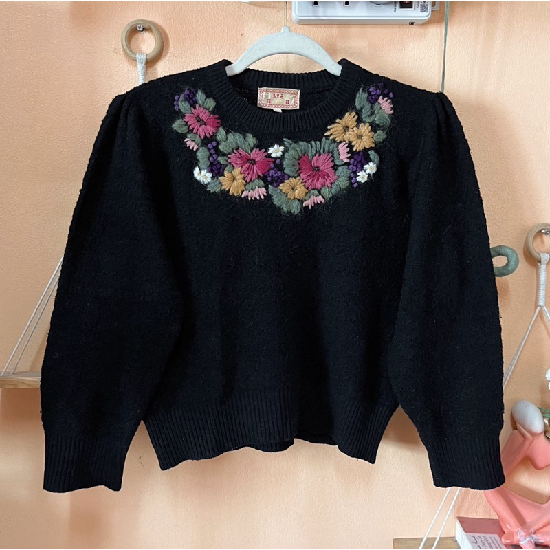 ส่งต่อ เสื้อสเวตเตอร์ไหมพรม ครอป คอกลม แบรนด์ TIA ดีเทลผ้าหยาบ สีดำ ปักผ้าวูลลายดอกไม้หลากสีตรงคอ แข