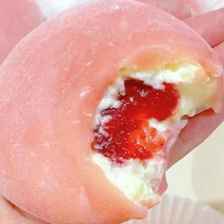 ไดฟูกุสอดไส้สตรอว์เบอร์รี่วิปครีม ไดฟูกุสตรอว์เบอร์รี่วิปครีมเยิ้ม เนื้อไดฟูกุหนึบๆยืดๆๆ ละมุนลิ้น แช่เย็นก็ฟินไปอีกแบบ