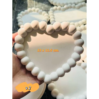 จานปูนปลาสเตอร์เปล่า 🎉ไม่มีสี ‼️งานทำมือมีร่องรอยตำหนิบ้างขอลูกค้ารับได้นะคะไม่มีผลต่อการใช้งานพร็อพสำหรับถ่ายรูปมินิมอล
