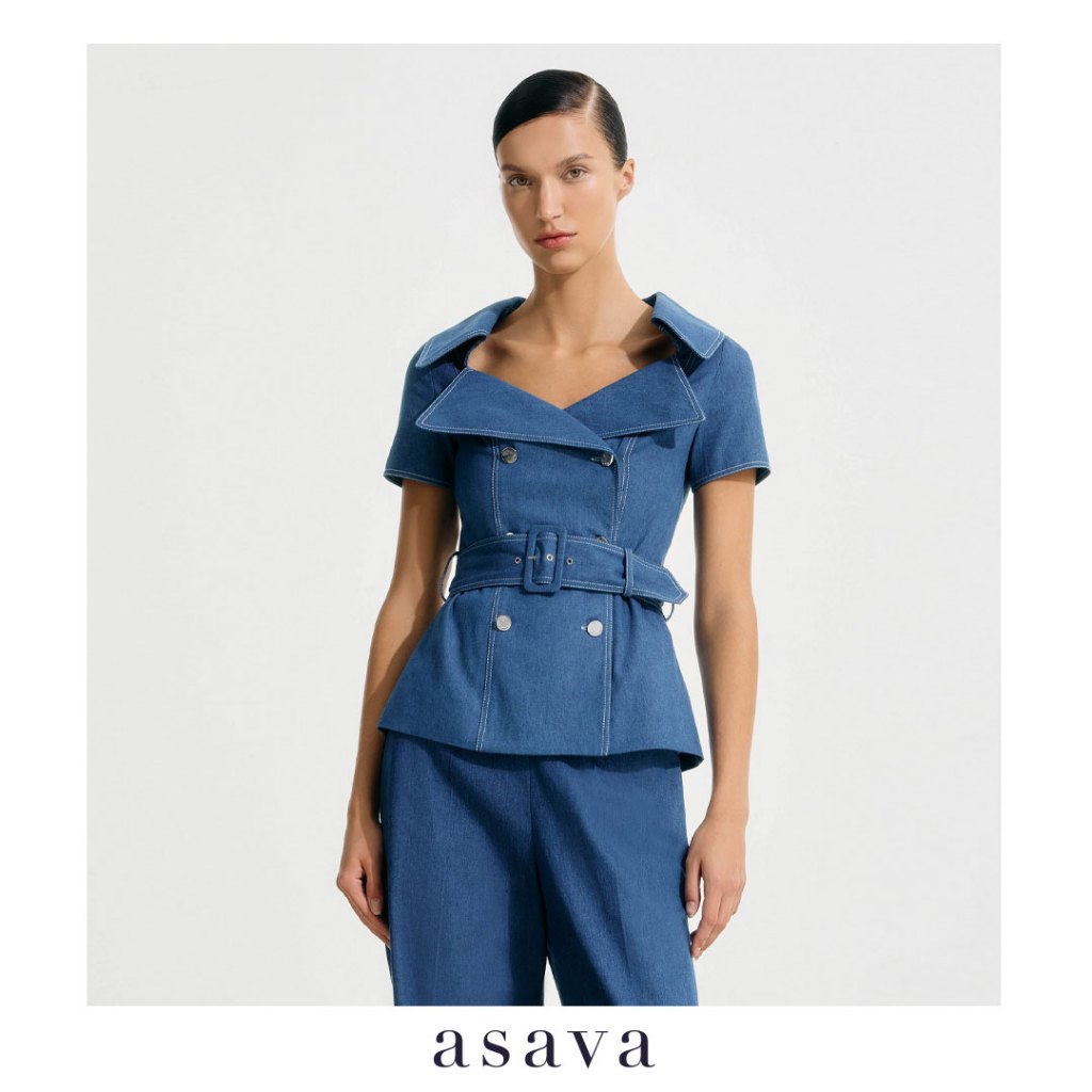 [asava ss25] Rowyn Denim Trench Blouse เสื้อผู้หญิง ทรงเทรนช์ แต่งกระดุมด้านหน้า แขนสั้น ปกกว้าง แต่งคาดเข็มขัด ผ้าเดนิม