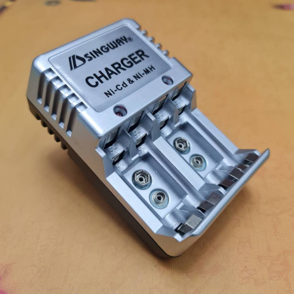 ที่ชาร์ทถ่าน ที่ชาร์จแบตเตอรี่ 3.7v 4ก้อน สำหรับถ่านชาร์จ 18650 / 14500 /16340 /18350 /26650