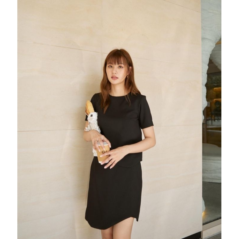 เสื้อ Curve Crop สีดำ IRIN