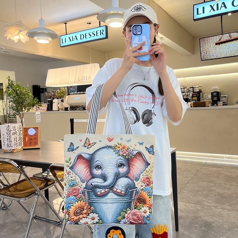 ส่งฟรี!สายแบบเชือกกัญชา ระบายดอกไม้ กระเป๋าเป้เปิดด้านเดียว ซิปกระเป๋าถือหญิง Ins ใหม่ ผ้ากอซทอง ขนาดใหญ่