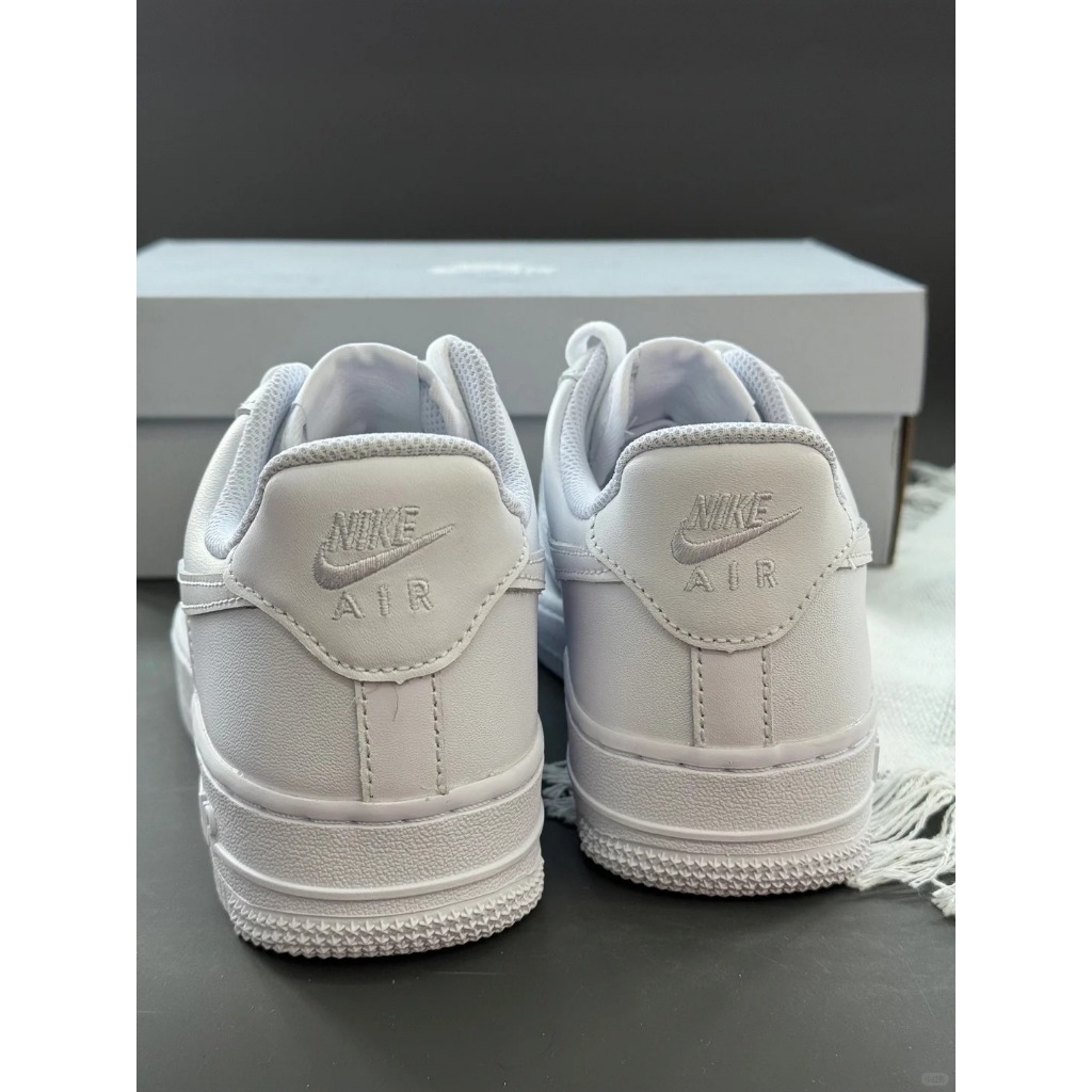 ✅ของแท้ 100% AIR FORCE LOW classic pure white รองเท้าผ้าใบหุ้มข้อต่ำสำหรับผู้ชายและผู้หญิง