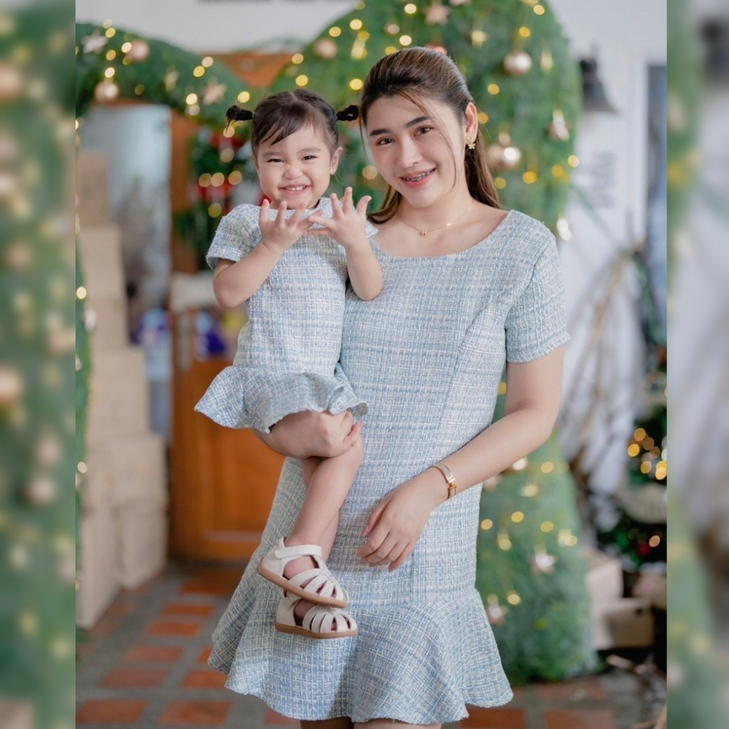 เดรสผ้าทวีตชาแนล สีฟ้า ชุดแม่ลูก เดรสคู่แม่ลูก น่ารัก มีโบว์หลัง แต่งระบายชายกระโปรง Elgrand Sky