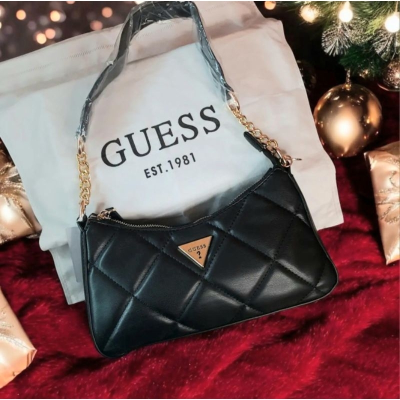 🌈พร้อมส่ง GUESS​ กระเป๋าทรงพอชหน้าตาราง