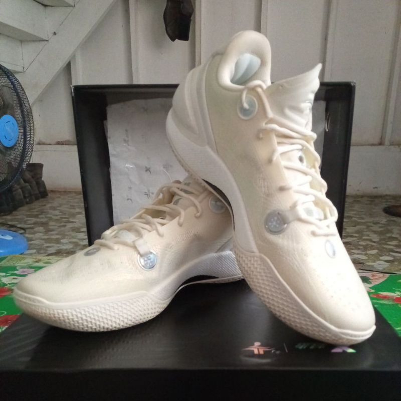 รองเท้าบาสเก็ตบอล Xtep Jlin 5 เบอร์ 9.5 รุ่นท๊อป 960 บาท สภาพใหม่ ใส่ครั้งเดียว