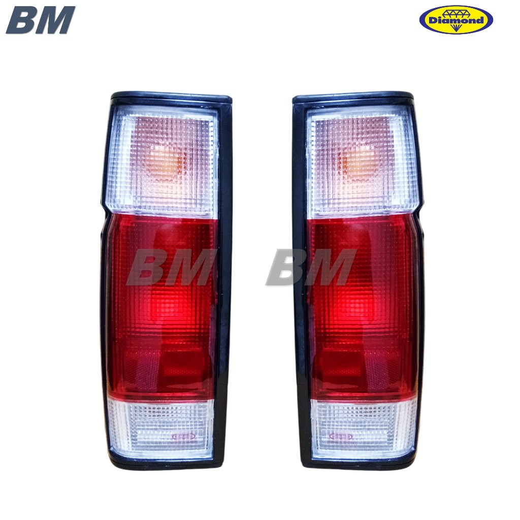ไฟท้าย ฟรอนเทียร์ ตอนเดียว NISSAN FRONTIER D22 Big M s-cab ใส่รถตอนเดียว 2สี ตราเพชร 04-48300