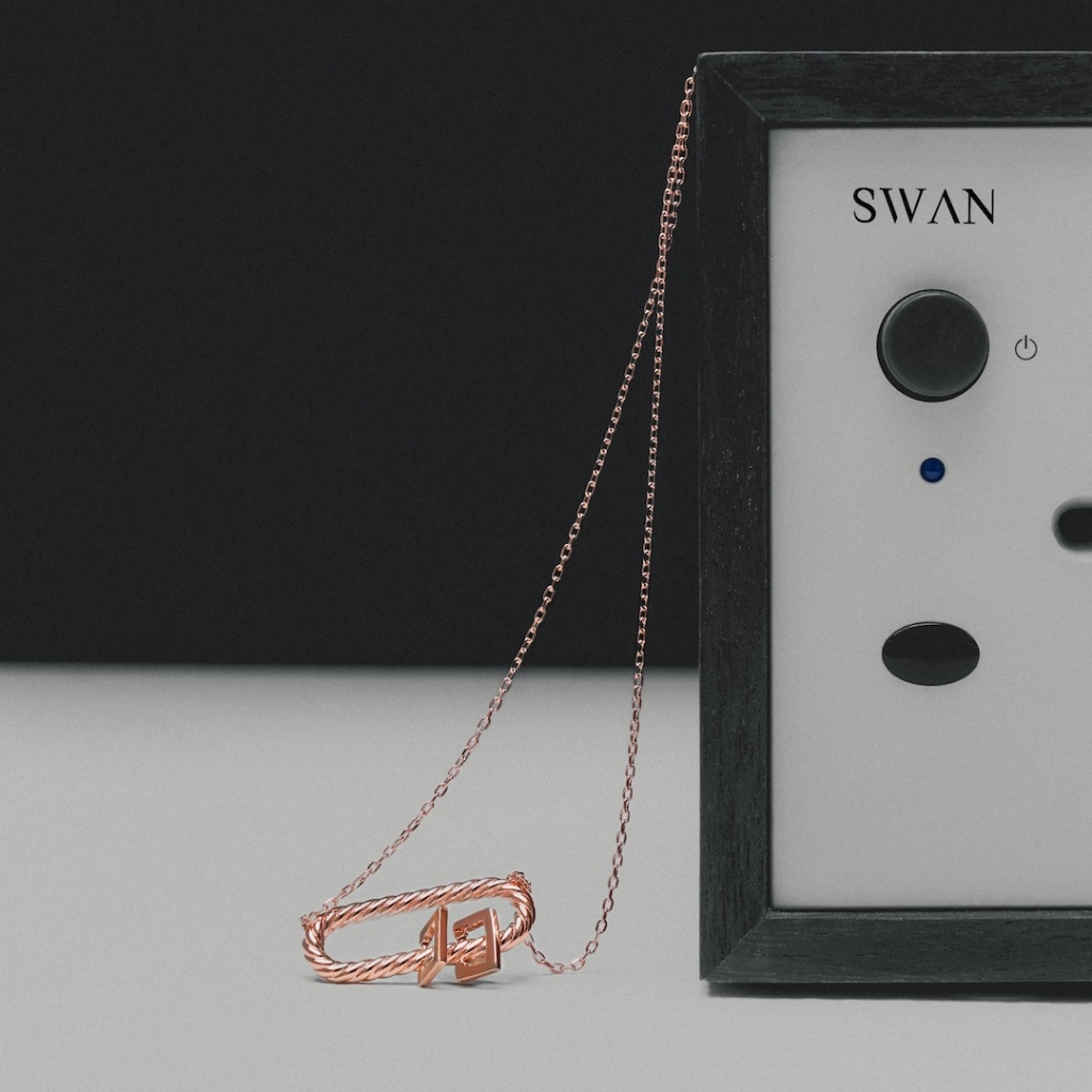 SWAN قلادة فضة Wire SQ بتعليقة — صورة 5