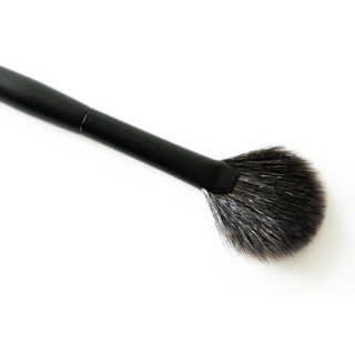 009 Highlight Brush – แปรงไฮไลท์ขนแพะแท้ พรีเมียม นุ่ม ฟุ้ง เบลนด์ง่าย!