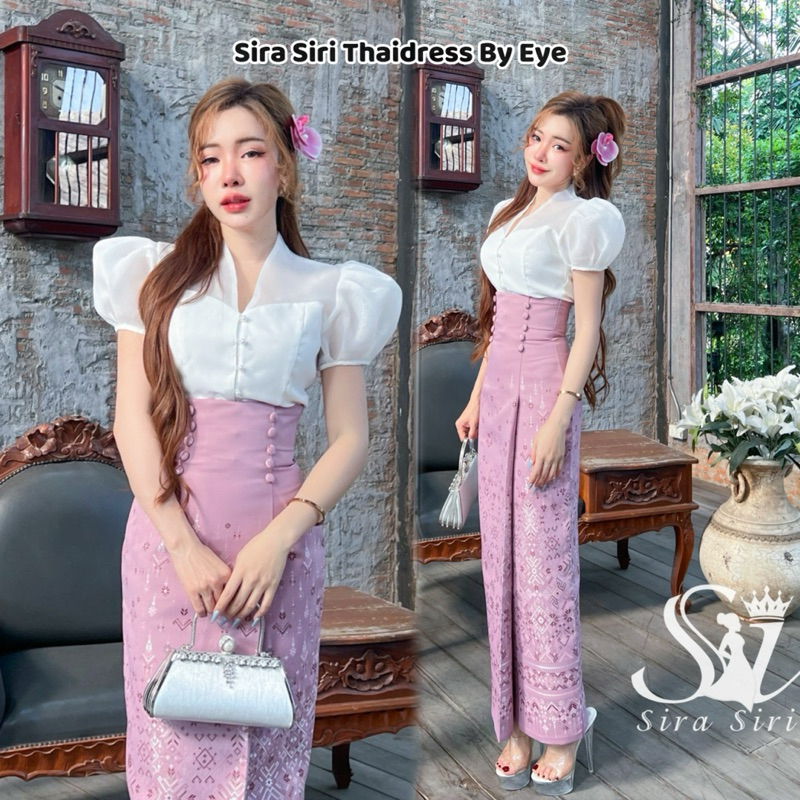 Sira Siri ชุดไทยเสื้อผ้าออแกนดี้สีขาวมุก คอวีแขนตุ๊กตา น่ารัก มาพร้อมกับผ้าถุงเย็บสำเร็จรูป ทอลายสวย