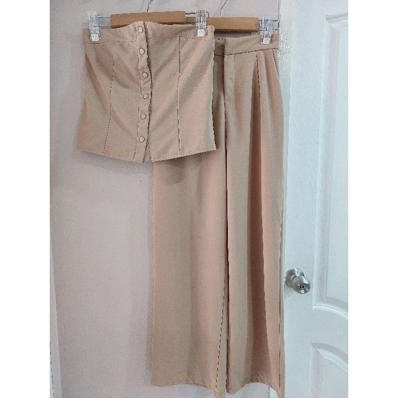 ป้าย Akkara Studio ชุดเซตเสื้อเกาะอก พร้อมกางเกงสีน้ำตาลอ่อน