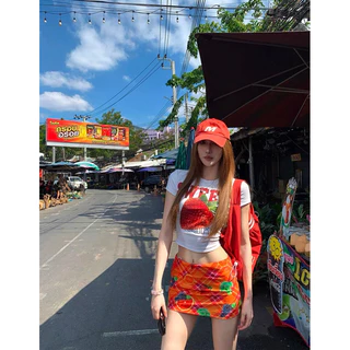 STR🍓พร้อมส่ง🍓เสื้อครอป เสื้อยืดสีขาว Y2Kสุดฮิตผู้หญิงแขนสั้น พิมพ์สตรอเบอร์รี่ ทรงรัดรูป น่ารัก ใส่สบาย สไตล์สาวเกาหลี