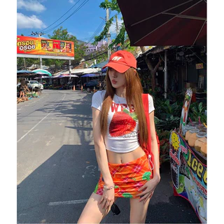 STR🍓พร้อมส่ง🍓เสื้อครอป เสื้อยืดสีขาว Y2Kสุดฮิตผู้หญิงแขนสั้น พิมพ์สตรอเบอร์รี่ ทรงรัดรูป น่ารัก ใส่สบาย สไตล์สาวเกาหลี
