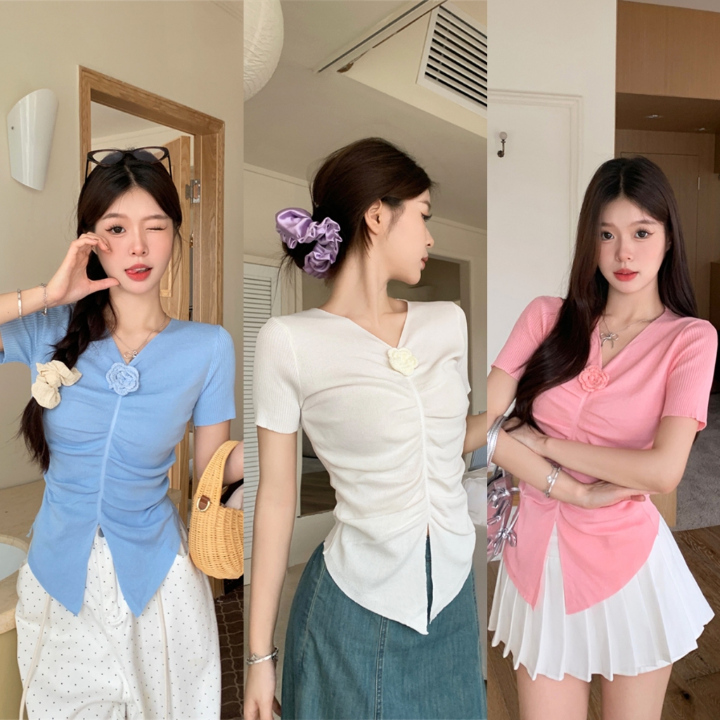 Anna เสื้อยืดจับจีบแขนสั้นคอวีผ้าถักแต่งดอกไม้ 3 มิติ สวยหวาน ทันสมัย ​​สวมใส่สบาย D405