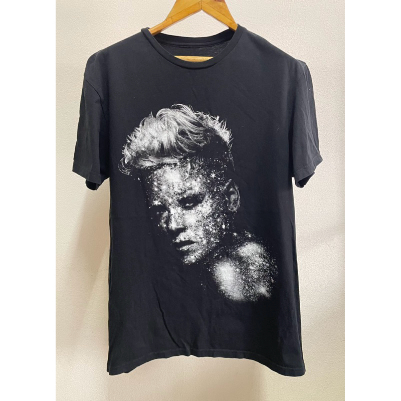 เสื้อยืดมือ 2 P!NK Glitter Portrait OFFICIAL European 2023 Tour